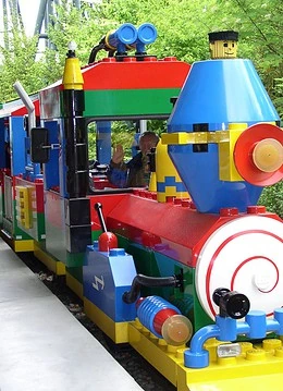 Un tren Lego cu copii înăuntru