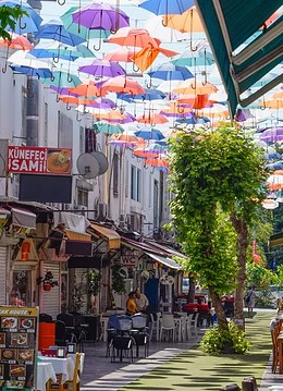O stradă cu umbrele suspendate în Kaleici