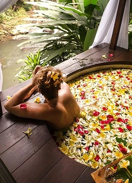 Un spa exotic cu petale