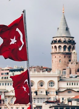Steagul Turciei amplasat pe o clădire din oraș