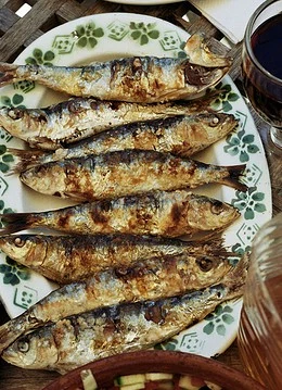 Pește prăjit în farfurie