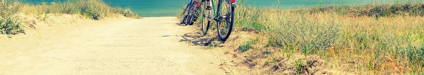 Două biciclete lângă o plajă