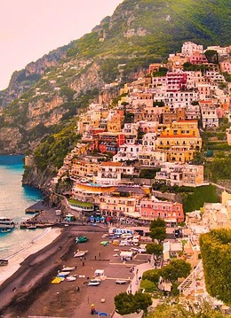 Priveliște panoramică asupra Plajei Amalfi