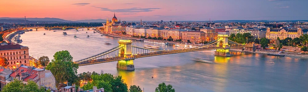 Vedere panoramică asupra unui pod din Budapesta