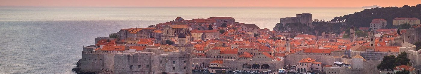 Clădirile din Dubrovnik la apus