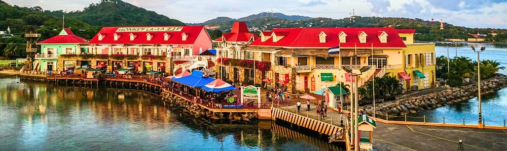 Restaurante lângă un lac în Honduras