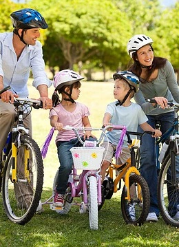 O familie plimbându-se cu bicicleta