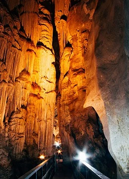 Peștera Tham Phra