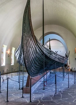 O barcă vikingă într-un muzeu