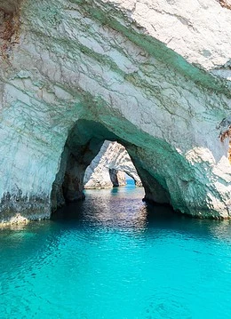 O peșteră albastră în Zakynthos