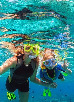 Două persoane făcând snorkelling