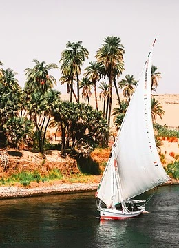 O barcă plimbându-se pe râul Nil