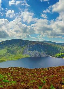 Un lac natural înconjurat de vegetație în Irlanda