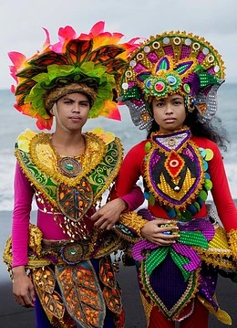 Băiat și o fată îmbrăcați în costume tradiționale filipineze