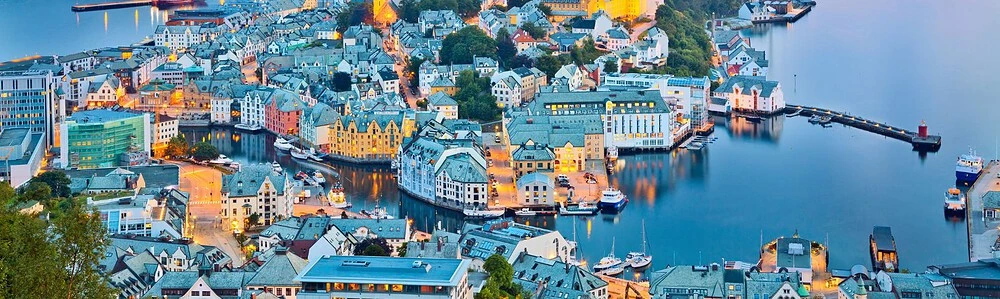 Peisaj panoramic al unui oraș din Norvegia