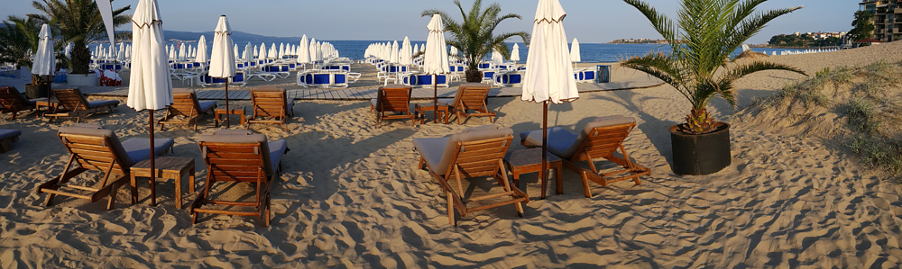 O plajă cu șezlonguri și umbrele din Bulgaria