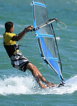 O persoană care practică windsurfing pe apă