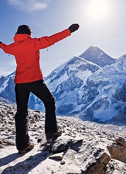 O zonă de munte cu zăpadă din Himalaya