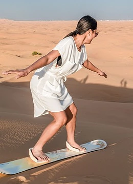 O persoană practicând Sandboarding