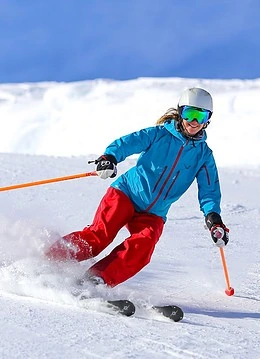 Persoana practicând ski pe o pârtie