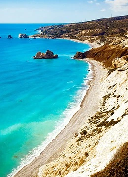 O plajă stâncoasă din Cipru