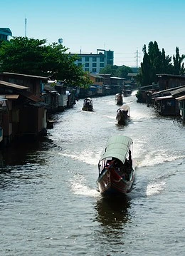 Plimbare cu barca long tail pe canalele orașului