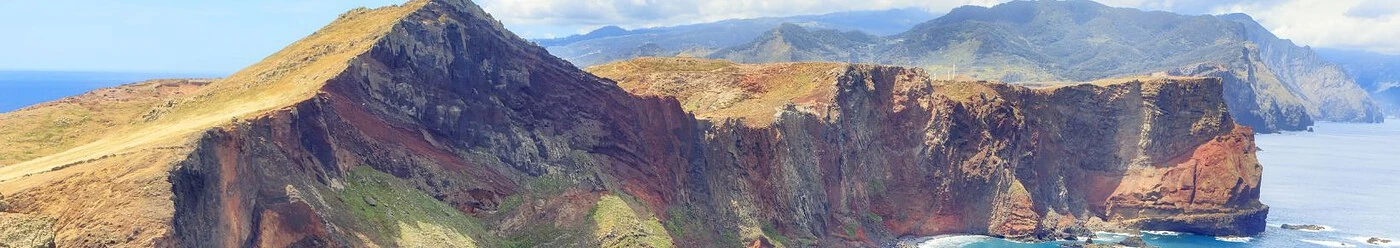 Zonă muntoasă de coastă din Madeira