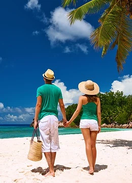 Un cuplu pe o plajă din Seychelles