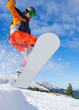 Persoană practicând snowboarding pe zăpadă