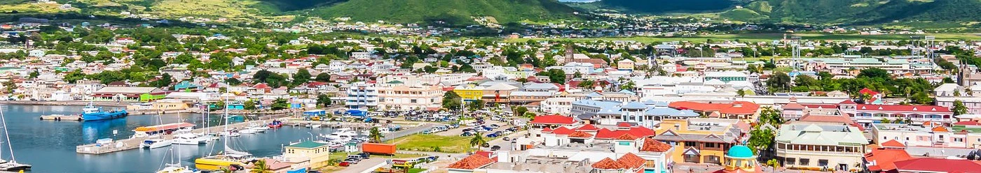 Case și bărci în portul din Saint Kitts si Nevis