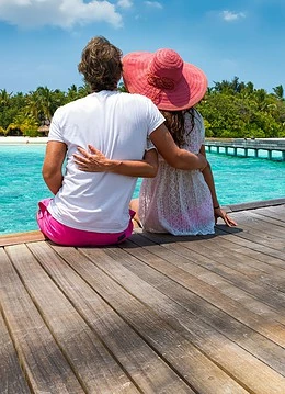Un cuplu îmbrățisându-se pe un pod din Maldive