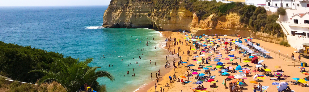 O plajă populată din Portugalia