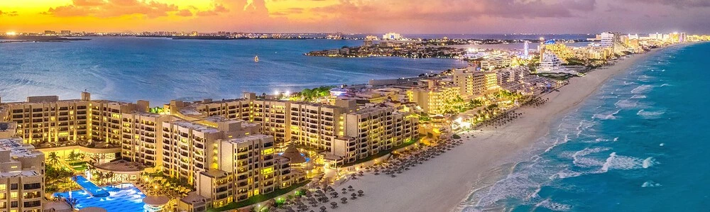 Resort-uri lângă o plajă din Cancun seara