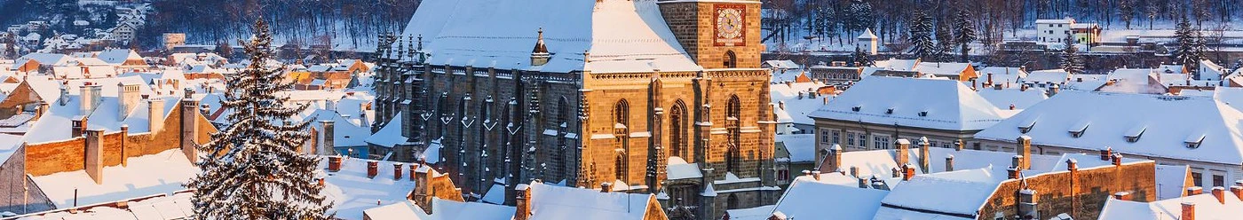Biserica neagră acoperită cu zăpadă 