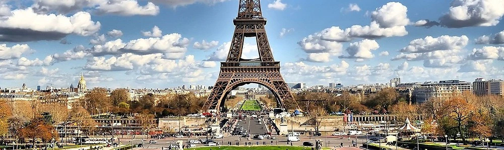 Priveliște panoramică a zonei Turnului Eiffel
