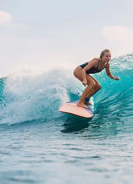 O femeie care face surfing