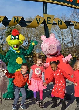Copii impreuna cu personajele Prezzemolo și Peppa Pig