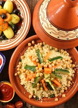 O farfuie cu mâncare tradițională din sousse, tunisia