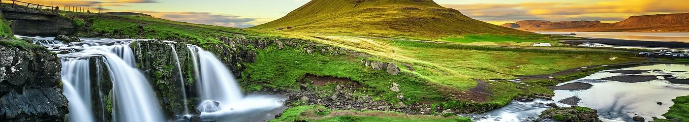 Cascadă într-o zonă naturală verde