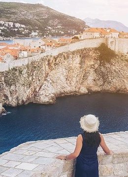Priveliște panoramică asupra zidurilor Dubrovnik