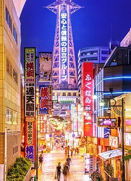 O stradă luminată din Japonia pe timpul nopții