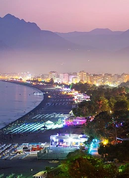 Plajă din Antalya pe timpul nopții
