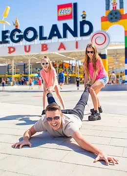 O familie care merge la Legoland Dubai