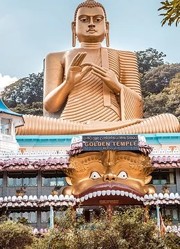 O statuie Buddha pe un templu