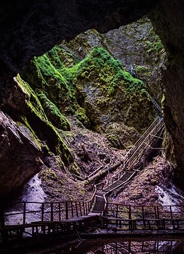 O peșteră colorată 