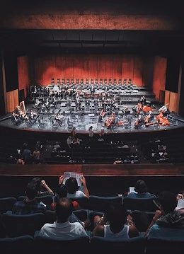 Oameni performând pe scena Operei