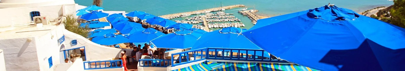 Umbrele pe o terasă din Tunisia