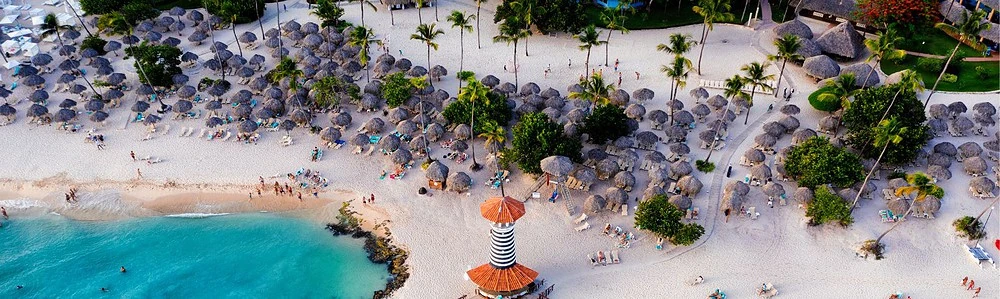 O plajă albă cu apă turcoaz din Dominicană