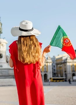 O persoană ținând steagul Portugaliei