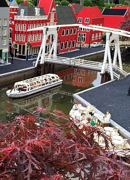 Un oraș cu pod și vapoare făcut din Lego